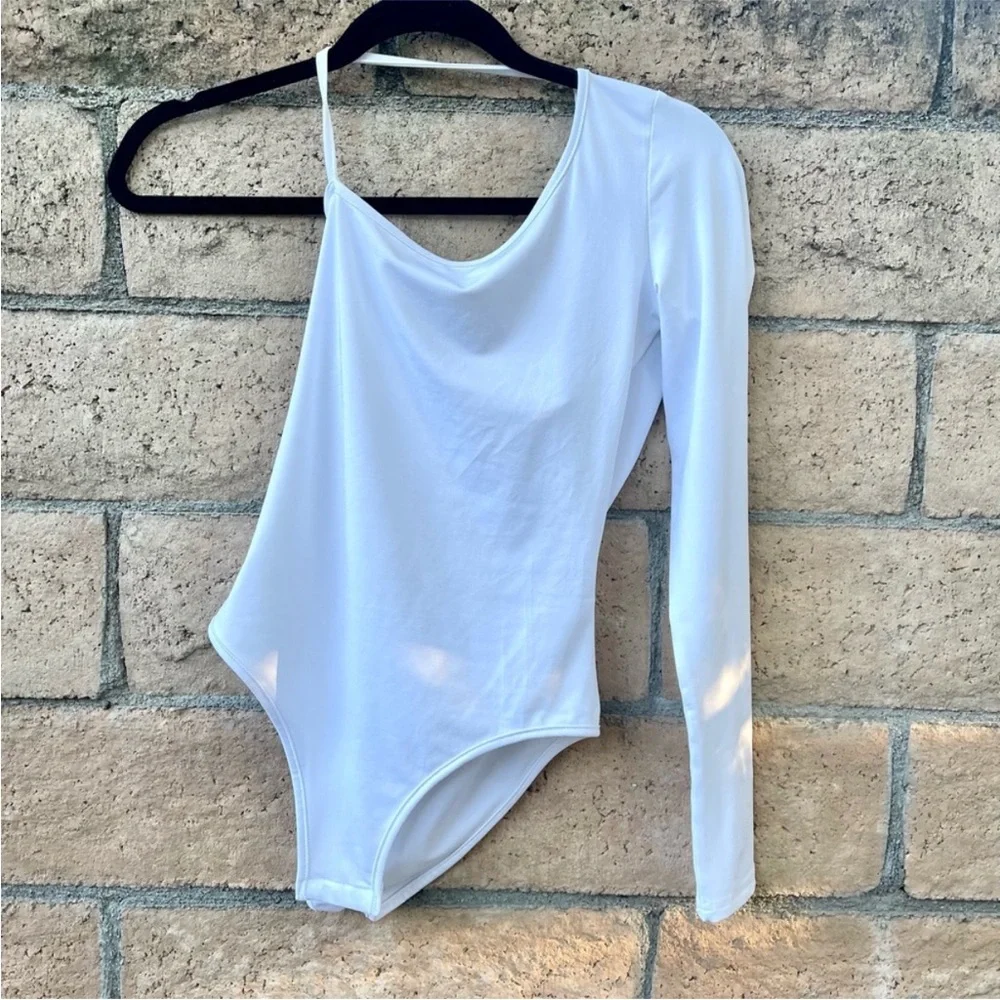 Superdown Revolve One Sleeve Long Sleeve White Bodysuit Size Small - Picture 2 of 6